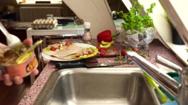 Mutfakta 8 saniyelik video kaydı. Meksika tacosu yapan çift..   