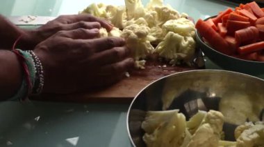 Kapalı alan, evde sağlıklı yemek yapıyor.