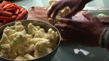 Kapalı alan, evde sağlıklı yemek yapıyor.