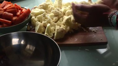 Kapalı alan, evde sağlıklı yemek yapıyor.