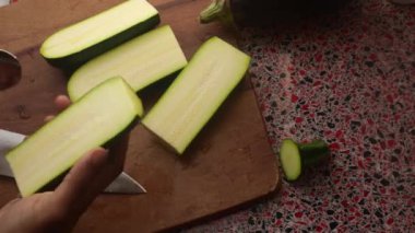 Üst düzey şef evde sebze hazırlıyor.