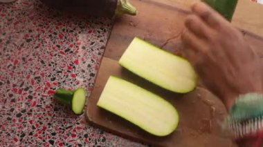 Üst düzey şef evde sebze hazırlıyor.