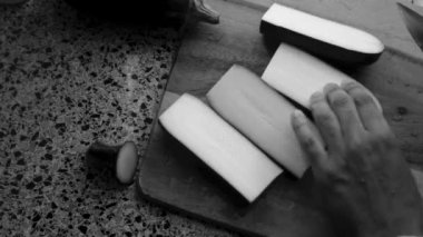 Siyah beyaz, kabaklı vejetaryen yemeği.