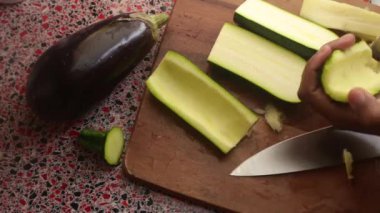 Kabak kabağı hazırlayan kişi, üst görünüm