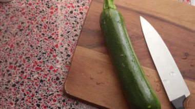 Kabak kabağı hazırlayan kişi, üst görünüm