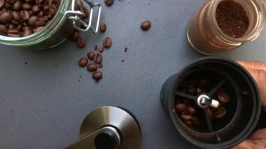Kahve yapan baristanın makro manzarası.