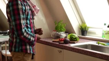 Üst düzey bir adam ahşap tahtayı aperatiflerle hazırlıyor.