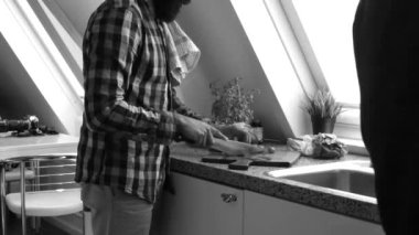 Üst düzey bir adam ahşap tahtayı aperatiflerle hazırlıyor.