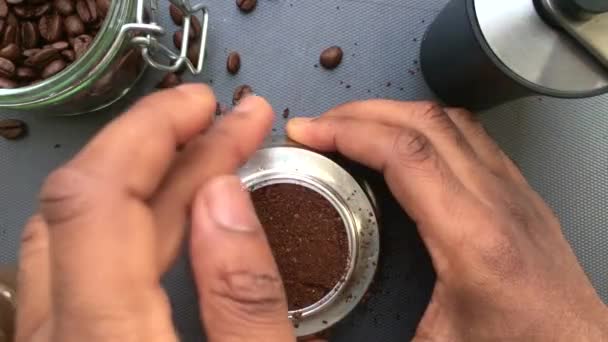 Kahve Yapan Baristanın Makro Manzarası — Stok video