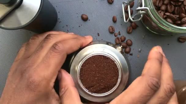 아침에 주전자로 에스프레소 커피를 만드는 바리스타의 — 비디오