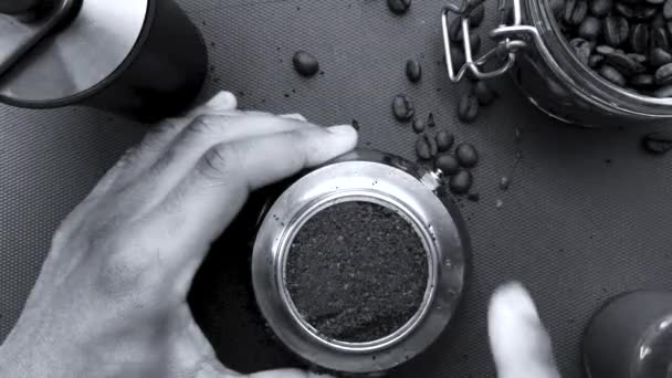 아침에 주전자로 에스프레소 커피를 만드는 바리스타의 — 비디오