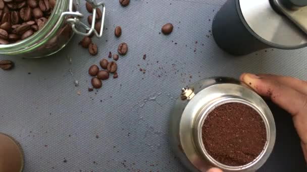Macro Vista Del Barista Che Prepara Caffè Espresso Con Moka — Video Stock
