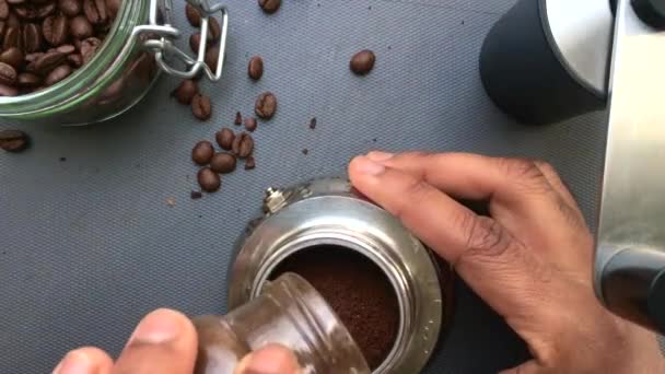 Macro Uitzicht Barista Het Maken Van Espresso Koffie Met Moka — Stockvideo