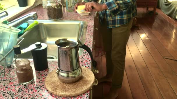 Persona Haciendo Café Prueba Balas Casa Para Desayuno — Vídeo de stock