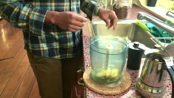 Persona Haciendo Café Prueba Balas Casa Para Desayuno — Vídeos de Stock