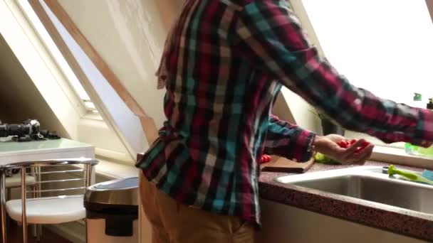 头像男人用开胃菜准备木板 — 图库视频影像