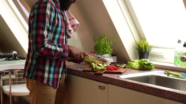 Homem Vista Superior Preparando Tábua Madeira Com Aperitivos — Vídeo de Stock