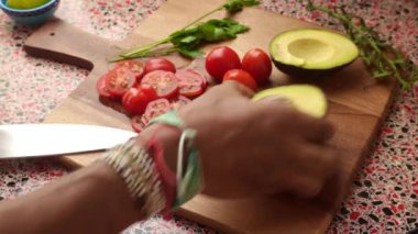 Üst düzey biri evde sağlıklı vegan yemeği yapıyor. 