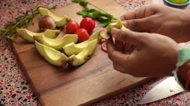 Üst düzey biri evde sağlıklı vegan yemeği yapıyor. 