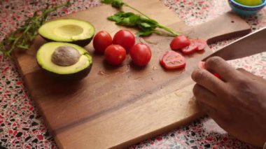 Üst düzey biri evde sağlıklı vegan yemeği yapıyor. 