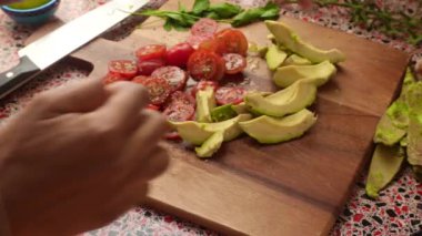 Üst düzey biri evde sağlıklı vegan yemeği yapıyor. 