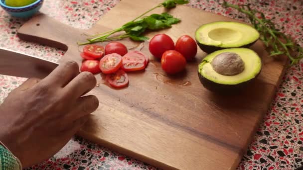 Top View Πρόσωπο Που Κάνει Υγιεινό Γεύμα Vegan Στο Σπίτι — Αρχείο Βίντεο