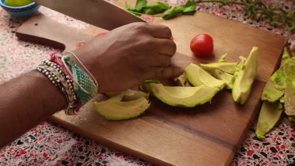 Person Von Oben Die Hause Gesunde Vegane Mahlzeiten Zubereitet — Stockvideo