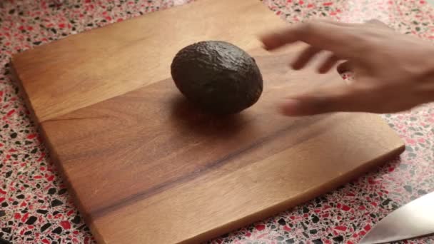 家で健康的なビーガン料理を作るトップビューの人 — ストック動画