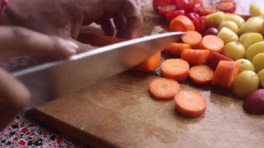 Evde pişirmek için sebze hazırlayan kişiye yakın çekim.