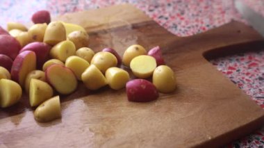 Evde pişirmek için sebze hazırlayan kişiye yakın çekim.