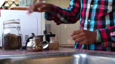 Evde kahve çekirdeği öğüten biri var.