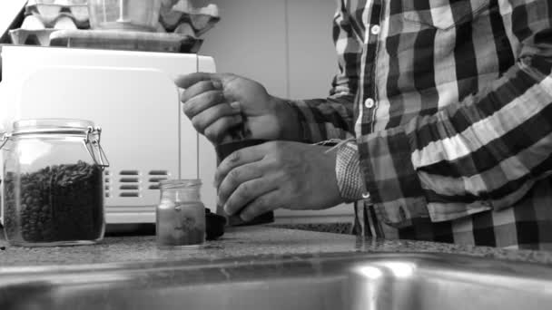 人们在家里研磨咖啡豆做莫卡咖啡壶 — 图库视频影像