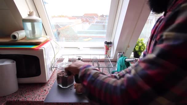 Person Mahlt Kaffeebohnen Für Mokkakanne Hause — Stockvideo