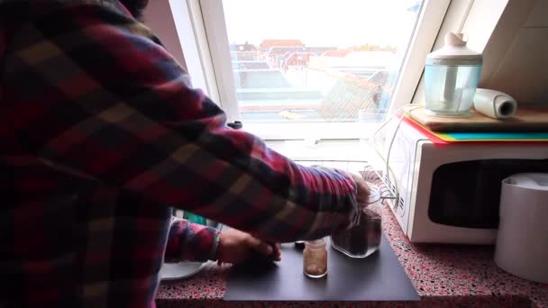 Άτομο Που Αλέθει Κόκκους Καφέ Για Κατσαρόλα Moka Στο Σπίτι — Αρχείο Βίντεο