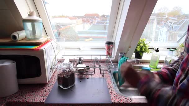 Persoon Vermalen Koffiebonen Voor Moka Pot Thuis — Stockvideo