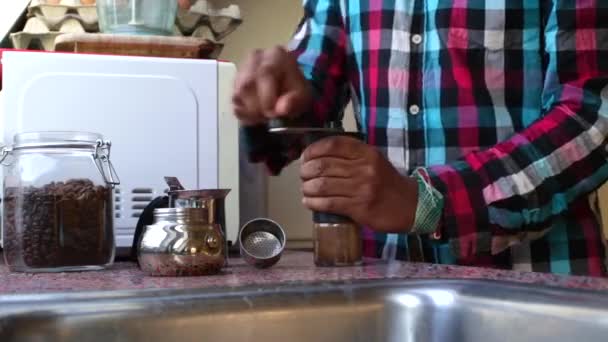 Personne Broyage Grains Café Pour Pot Moka Maison — Video