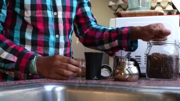 Person Som Malning Kaffebönor För Moka Pott Hemma — Stockvideo