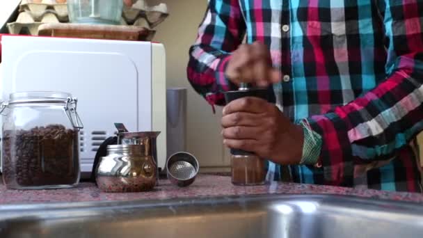 自宅でモカ鍋用のコーヒー豆を粉砕人 — ストック動画