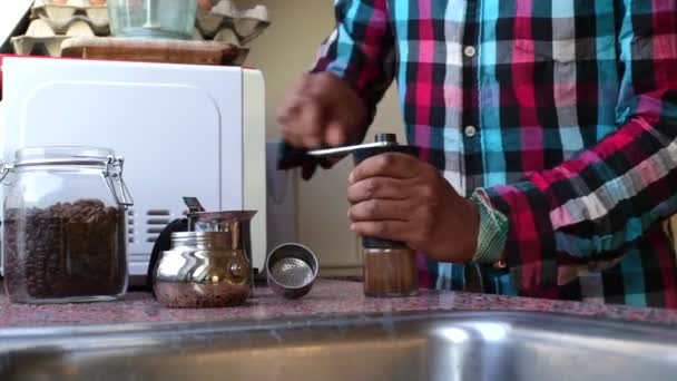 Person Som Malning Kaffebönor För Moka Pott Hemma — Stockvideo