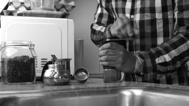 Person Som Malning Kaffebönor För Moka Pott Hemma — Stockvideo