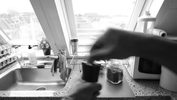 Personne Broyage Grains Café Pour Pot Moka Maison — Video