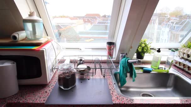 Seseorang Menggiling Biji Kopi Untuk Pot Moka Rumah — Stok Video