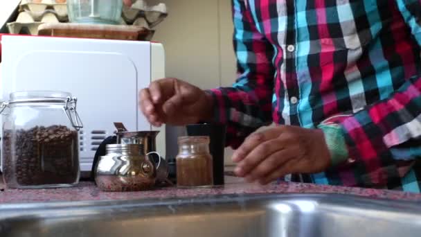 Людина Робить Ароматну Каву Еспресо Каструлею Вдома — стокове відео
