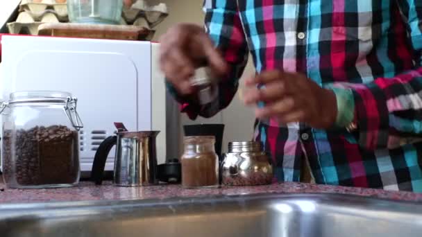 Person Die Hause Aromatischen Espressokaffee Mit Mokkakanne Zubereitet — Stockvideo