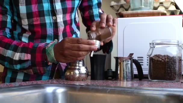 Person Die Hause Aromatischen Espressokaffee Mit Mokkakanne Zubereitet — Stockvideo