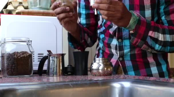 Evde Moka Demliği Ile Aromatik Espresso Yapan Kişi — Stok video