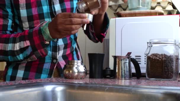 주전자를 가지고 에스프레소 커피를 만드는 — 비디오