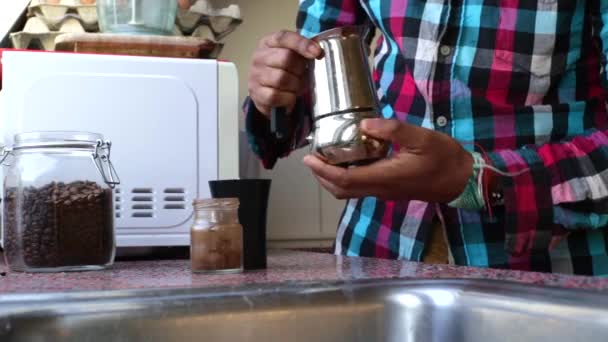 Seseorang Membuat Kopi Espresso Dengan Pot Moka Rumah — Stok Video