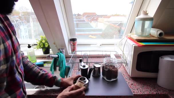 Πρόσωπο Που Φτιάχνει Καφέ Εσπρέσο Μια Κατσαρόλα Moka Στο Σπίτι — Αρχείο Βίντεο