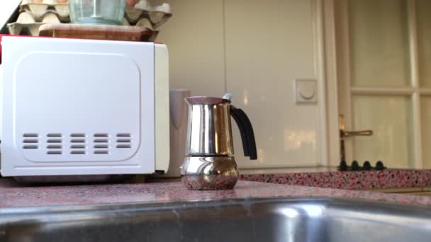 Persona Che Prepara Caffè Espresso Con Una Moka Casa — Video Stock